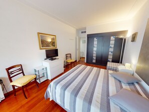 1 bedroom, bed sheets - Spacious 1-bedroom with AC, terrace and private garage near the sea (Menton)