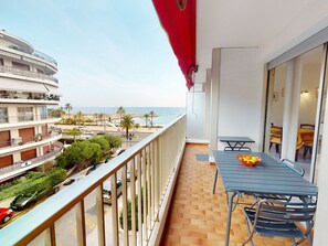 Outdoor dining - Spacious 1-bedroom with AC, terrace and private garage near the sea (Menton)