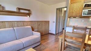Unclassified image, 2 of 12, button - Comfortable 2-room ski-in/ski-out near shops (La Tania)