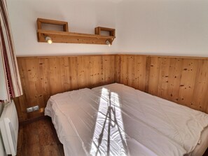 1 bedroom, bed sheets