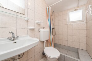 Family Apartment A1 | Badezimmer | Dusche, Haartrockner, Handtücher