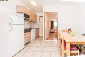 Family Apartment A1 | Cuisine privée | Réfrigérateur, micro-ondes, plaque de cuisson, grille-pain