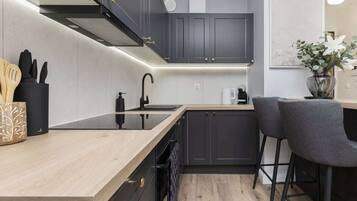 Fridge, oven, stovetop, coffee/tea maker