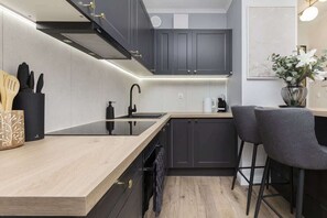 Réfrigérateur, four, plaque de cuisson, cafetière/bouilloire