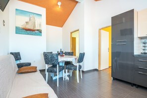 Family Apartment A2 | Cocina privada | Frigorífico, microondas, horno y placa de cocina