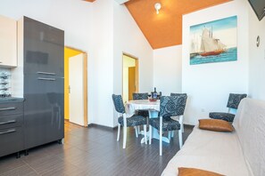 Comfort Apartment A1 | Living area | 100-cm flat-screen TV with satellite channels, TV - Apartments Kopi (Vir)
