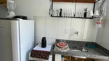 Quarto casal ou duplo tradicional | Cozinha privada | Geladeira, fogão, liquidificador, talheres/pratos/utensílios de cozinha