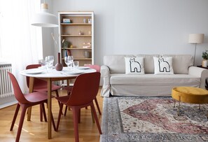 Kaupunkihuoneisto | Oleskelualue | 36–tuumainen televisio, jossa kaapelikanavat