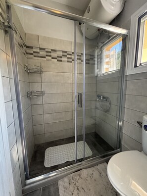 Basic Double or Twin Room | Bathroom | Shower, hair dryer, towels - Antigoni Apartments (Corfu)
