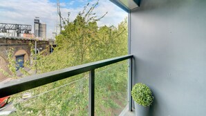 A balcony with a view of a cityscape, including a bridge and buildings. - Tower Bridge Modern 2Bed 2Bath Apartment by London Bridge (London)