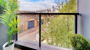 A balcony with a view of a cityscape, including a bridge and buildings. - Tower Bridge Modern 2Bed 2Bath Apartment by London Bridge (London)