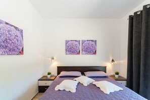 5 bedrooms, travel cot, free WiFi, bed sheets