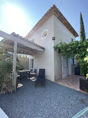 Outdoor dining - Magnificent villa (4 pers) Saint Raphaël with private swimming pool (Saint-Raphaël)