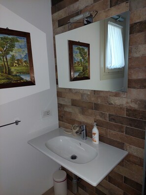 Douche, sèche-cheveux, bidet, serviettes fournies