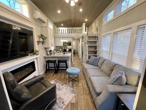 Smart TV, fireplace - Mini Manor on the Mountain at The Retreat at Water's Edge (Tracy City)