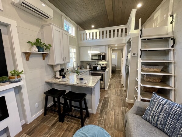 Fridge, microwave, oven, stovetop - Mini Manor on the Mountain at The Retreat at Water's Edge (Tracy City)