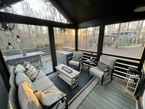 Smart TV, fireplace - Mini Manor on the Mountain at The Retreat at Water's Edge (Tracy City)