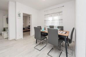Classic Apartment (A2) | Esszimmer