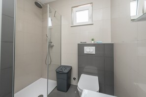 Comfort Apartment (A1) | Bathroom | Shower, towels