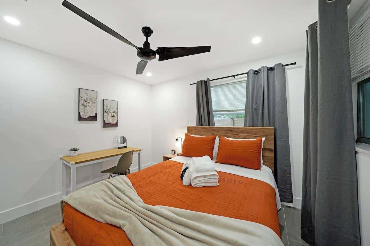 2 sovrum, skrivbord, strykjärn/strykbräda och resesäng