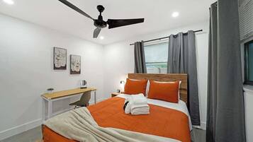 2 sovrum, skrivbord, strykjärn/strykbräda och resesäng