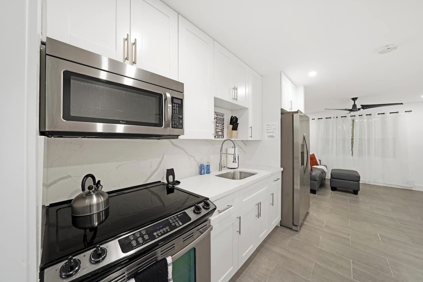 Kühlschrank, Mikrowelle, Ofen, Herdplatte