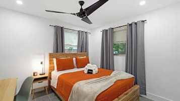 2 Schlafzimmer, Schreibtisch, Bügeleisen/Bügelbrett, Reisekinderbett