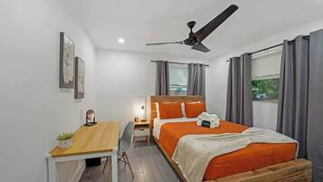 2 Schlafzimmer, Schreibtisch, Bügeleisen/Bügelbrett, Reisekinderbett