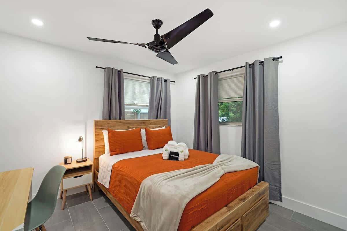 2 chambres, bureau, fer et planche à repasser, lit parapluie