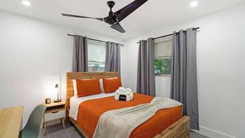 2 chambres, bureau, fer et planche à repasser, lit parapluie