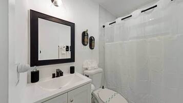 Haartrockner, Handtücher, Seife, Shampoo