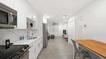 Réfrigérateur, micro-ondes, four, plaque de cuisson