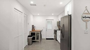 Kylskåp, mikrovågsugn, ugn och spishäll