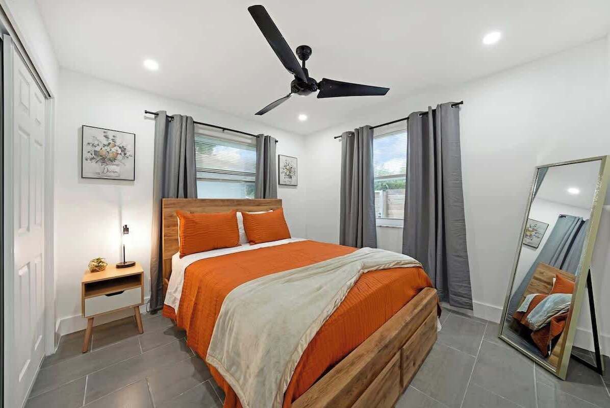 2 chambres, bureau, fer et planche à repasser, lit parapluie