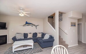 Televisión de pantalla plana y chimenea 