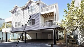Een huis met twee verdiepingen, met een balkon op de bovenverdieping.