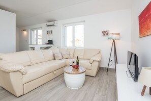 Family Apartment A1 | Living area | 100-cm flat-screen TV with satellite channels, TV - Apartments Filipovic (Vir)