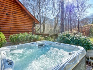 Outdoor spa tub - A Cozy Creek Cabin - Creekside 3 BR, 3 BA, Hot Tub (Maggie Valley)