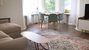 Leilighet – classic | Oppholdsområde | En 36-tommers TV med kabel-kanaler