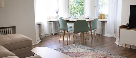 經典公寓 | 起居區 | 36-吋電視,提供有線頻道