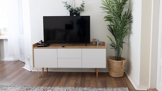 Leilighet – classic | Oppholdsområde | En 36-tommers TV med kabel-kanaler