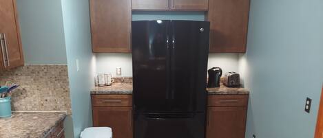 Kjøleskap, mikrobølgeovn, ovn og kokeplater