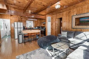 Interior - Bear's Booth (Big Bear City)