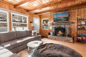 Cabin, 2 Bedrooms | Living room