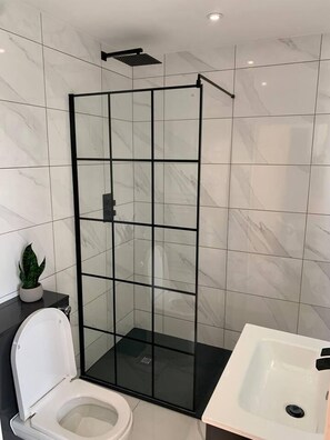Bathroom - Luxury 3 Bedroom Modern Penthouse- Birmingham City (Birmingham)