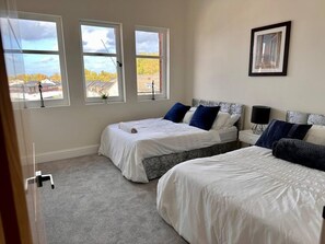 Apartment, Mehrere Betten | 3 Schlafzimmer, Bügeleisen/Bügelbrett, kostenloses WLAN, Bettwäsche
