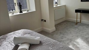 Apartemen, Beberapa Tempat Tidur | 3 kamar tidur, setrika/meja setrika, Wi-Fi gratis, dan seprai linen