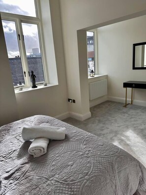 Appartement, plusieurs lits | 3 chambres, fer et planche à repasser, Wi-Fi gratuit, draps fournis