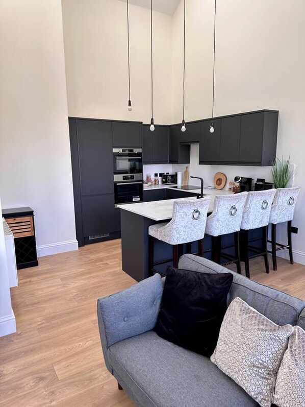 Appartement, plusieurs lits | Cuisine privée | Réfrigérateur, micro-ondes, four, plaque de cuisson