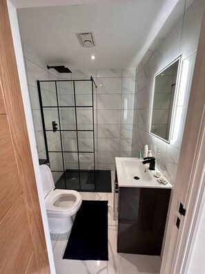 Departamento, varias camas | Baño | Tina con regadera, tina profunda, toallas 